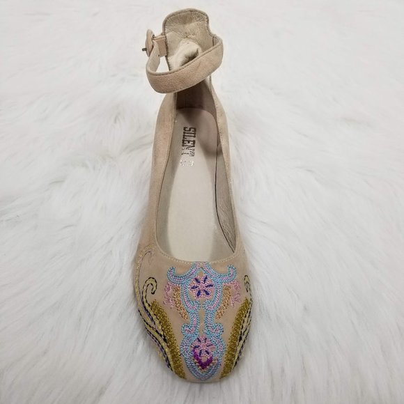 Silent D Leather Suede Embroidered Block Heels NEW - Picture 3 of 8